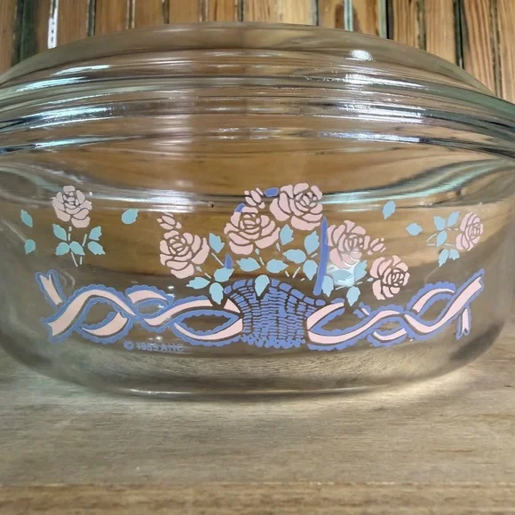 Anchor Hocking  1.5 Qt Covered Glass Casserole “Pink Roses in Basket” 1989 - Picture 11 of 15